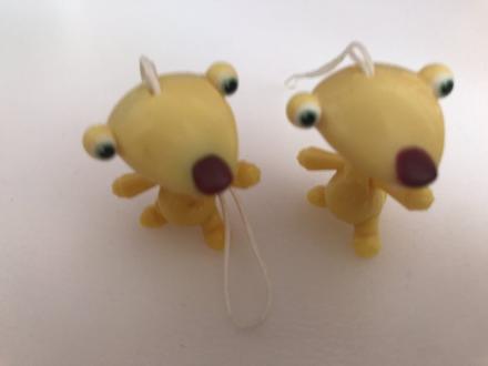 Postavicky 2 ks rovnake, výška cca 3cm,