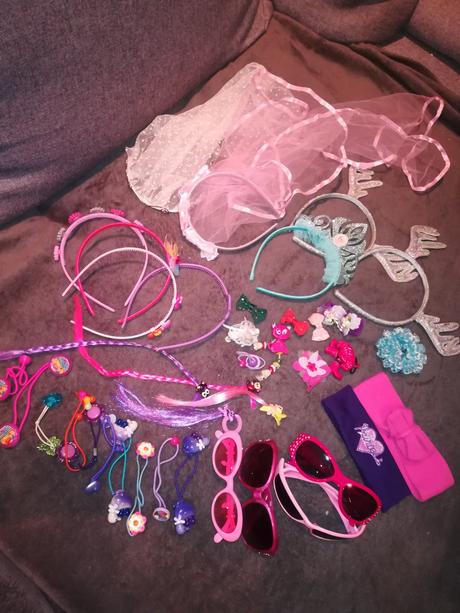 Balík sponiek, gumiek, členiek a okuliarov,