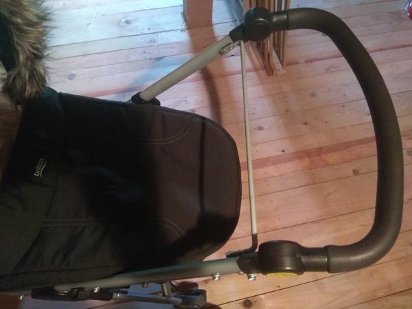 Ako dám preč tyč z kočíka Britax?