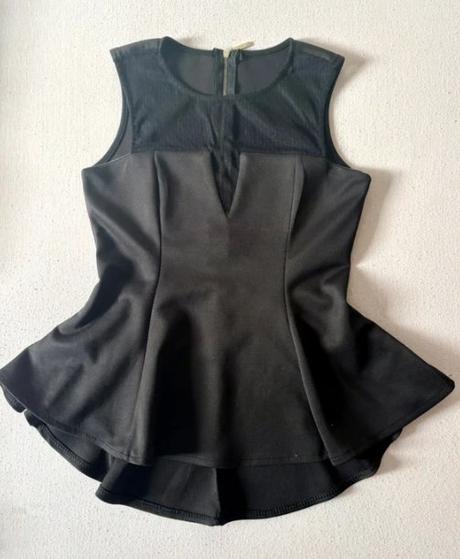 Elegantný čierny peplum top, s