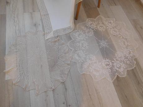 Biely obrus s krajkou + 2 x háčkovaná dečka obrus/, 
