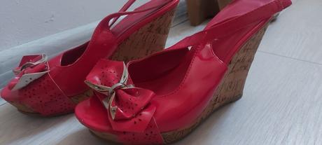 Lakované sandálkys mašličkou na korkovej platforme, 36