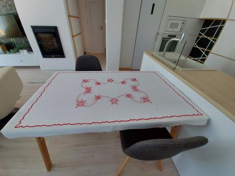 Vyšívaný obrus na bielom plátne, 