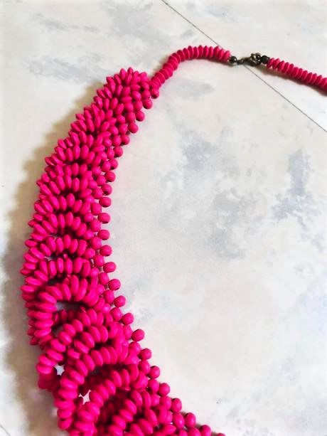 Zaujímavý vejárovitý drevený náhrdelník, 