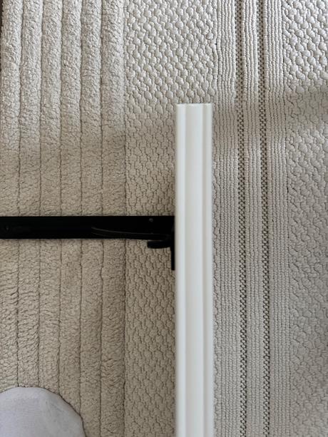 Polica s kovovymi konzolami, 