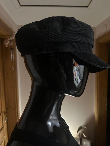 Menčestrová čierna baretka so šiltom, 