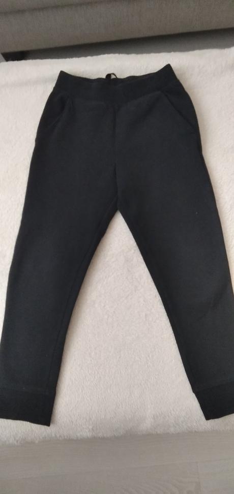 Čierne tepláky, decathlon,122