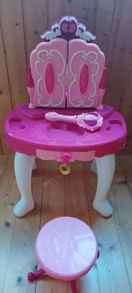 Stolík pre dievčatá, 