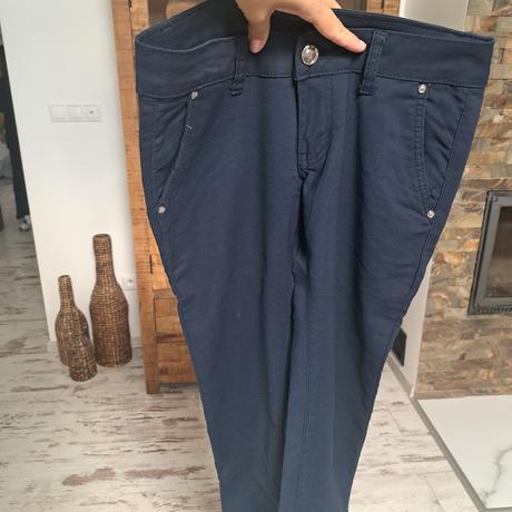 Tmavomodre nohavice, 28