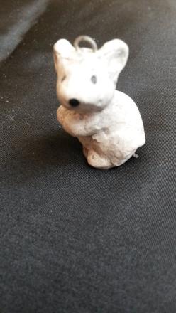 Mala biela myska na zavesenie,