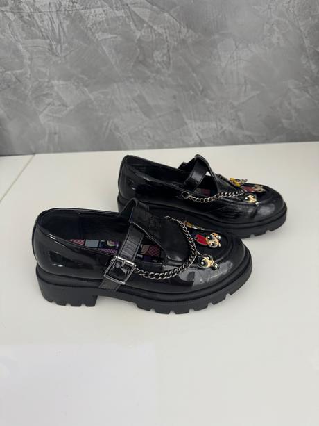 Čierne mokasíny, 33