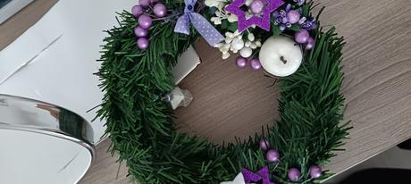 Vianočný veniec lilac s lampášikom,
