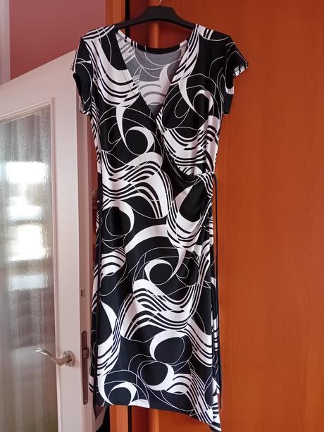 Šaty s hlbokým výstrihom, s