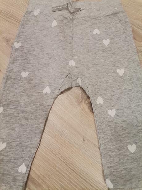 Dievčenské sivé tepláky so srdiečkami, h&m,80