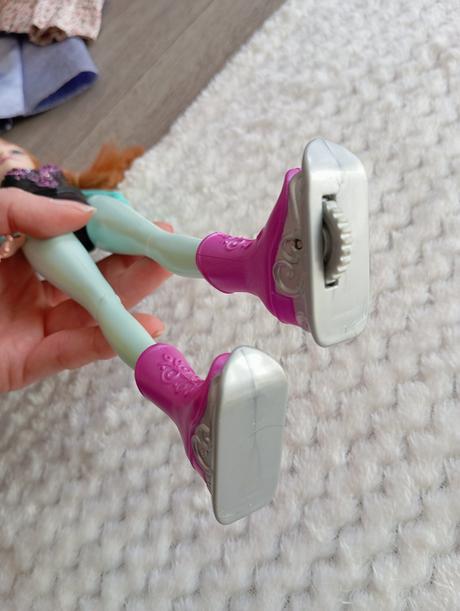 Barbie mattel anna na korčuliach, 