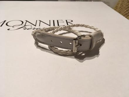 Biely koženkovy náramok,