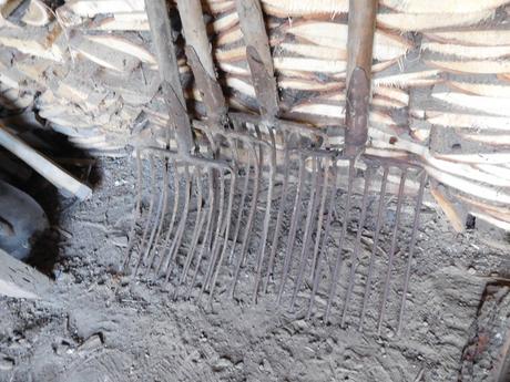 Staré náradie vidly s drevenou rukoveťou,,