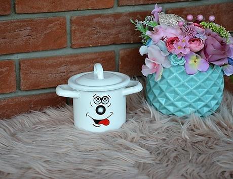 Okatý smaltový hrnček s pokrievkou,