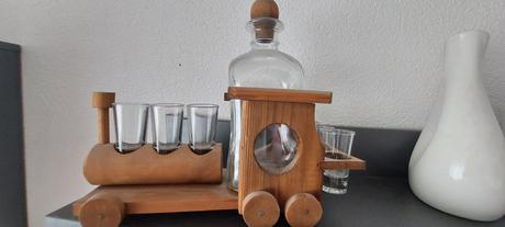 Vlacik na alkohol s poharikmi, 