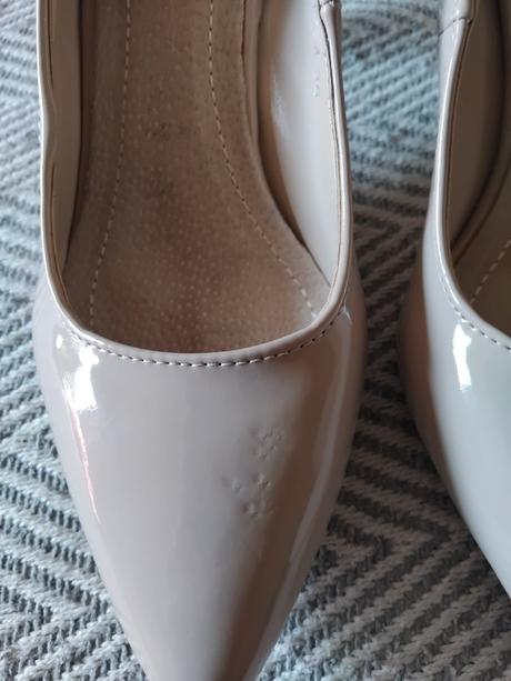 Bežove lodičky, 36