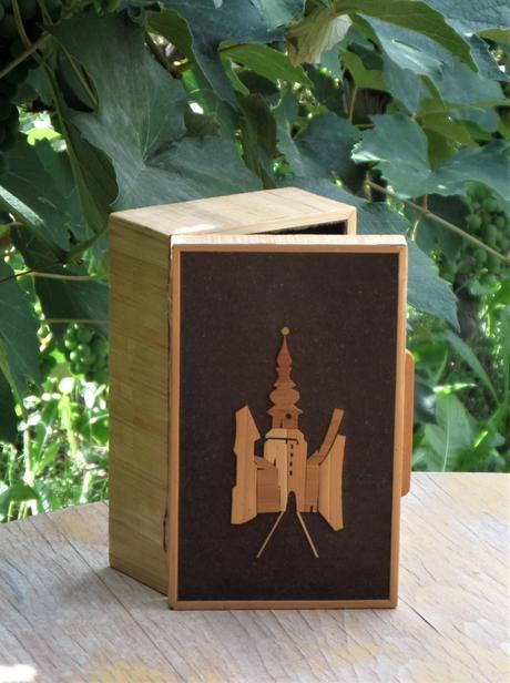 Stará šperkovnica s kostolíkom, 