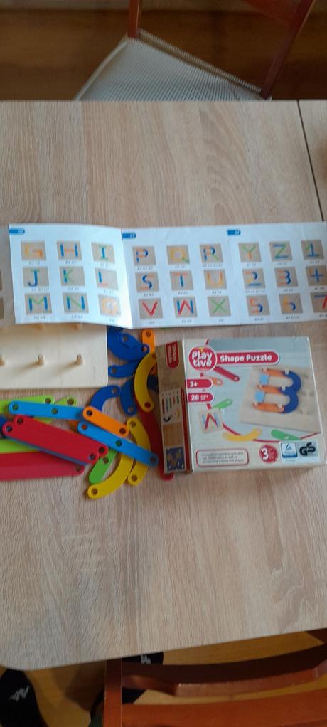 Drevená skladačka a vláčik,