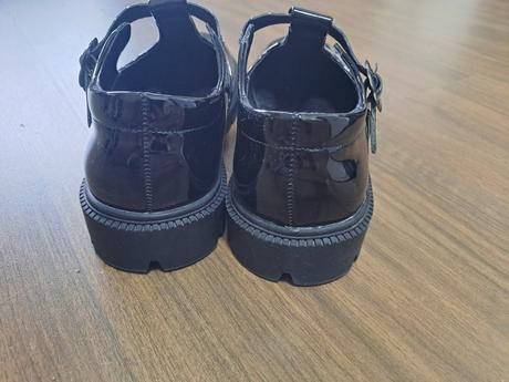 Cierne lakovane balerinky s remienkom v. 35, 35