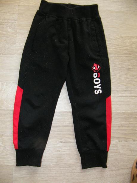 Tepláky pre chudučkých, 104