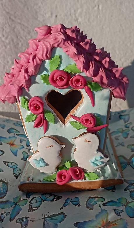 Jarný domček so zaľúbenými vtáčikmi, 