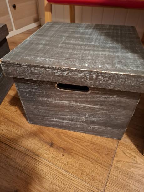 Dreveny šedý box,