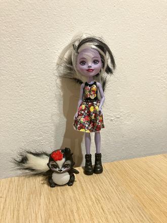 Bábika enchantimals sage skunk, 