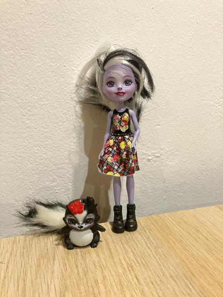 Bábika enchantimals sage skunk, 