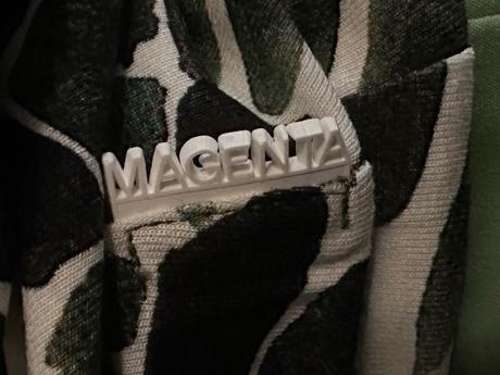 Zeleno biely top so vzorom a výstrihom zn. magenta, l / m