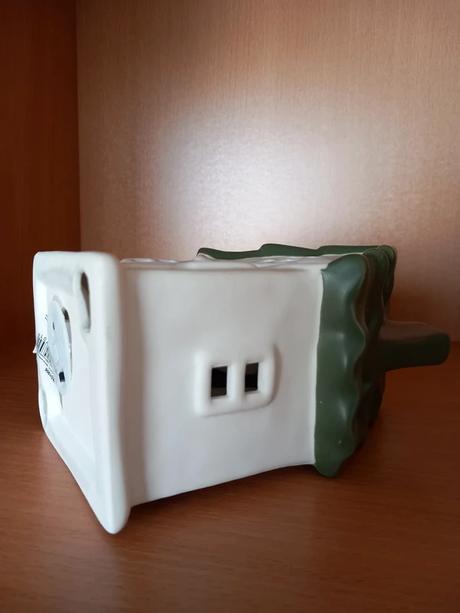 Keramický led domček, bielo-zelený 16,5x12x8 cm,