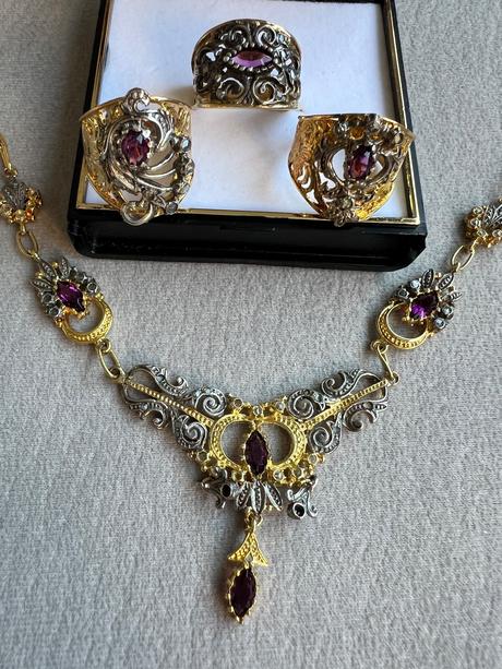 Starozitna sada sperkov,