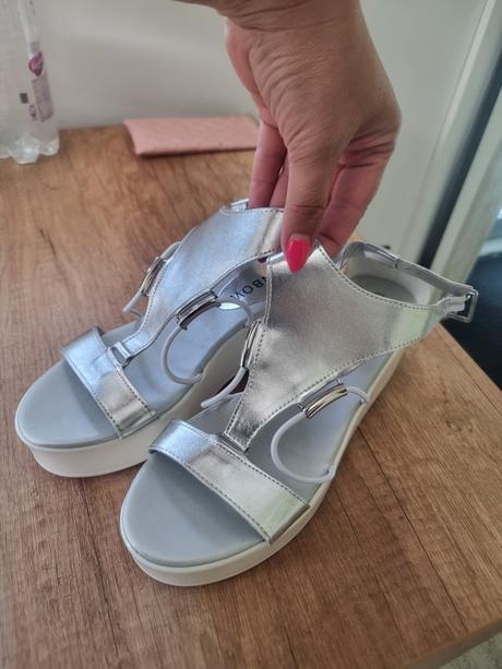 Sandalky strieborne, 40