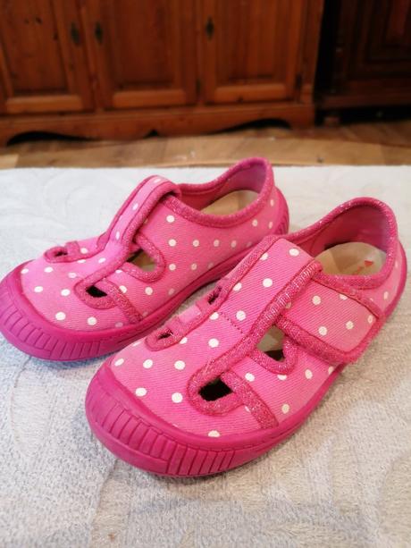 Prezuvky, papučky, ren but,28