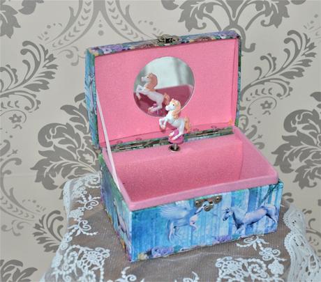 Hracia skrinka-šperkovnica,