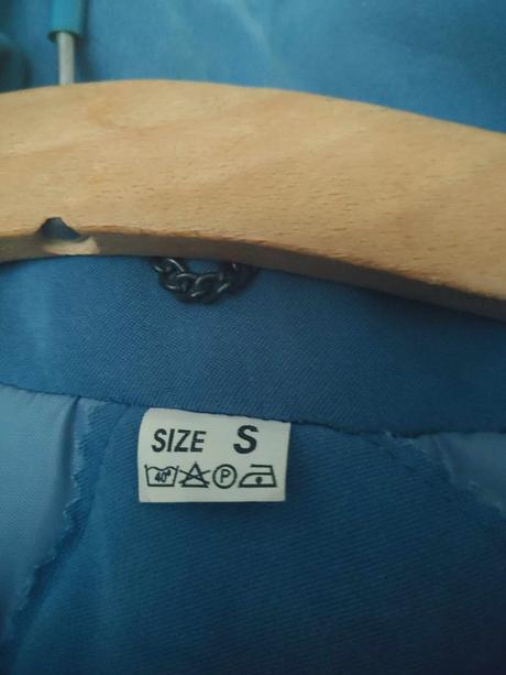 Kvalitný zimný ženský kabát, s