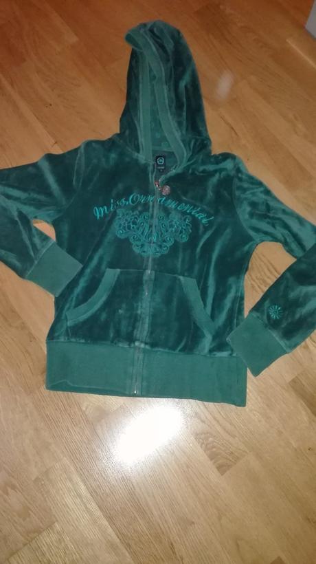 Dievcenska mikina, 158