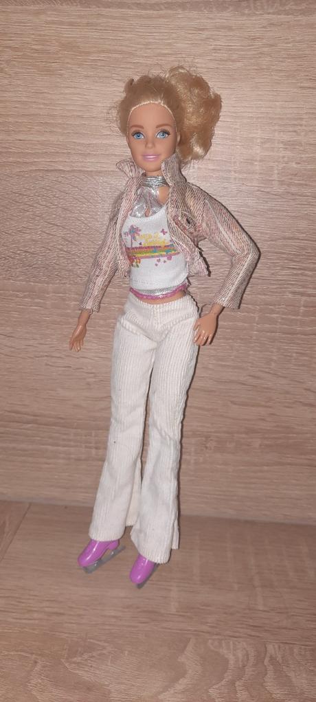 Barbie, motorka a rôzne šaty, 