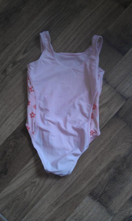 Bledoruzove plavky , 104