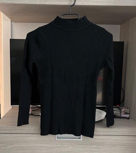 Vrúbkovaný svetrík so stojáčikom, s