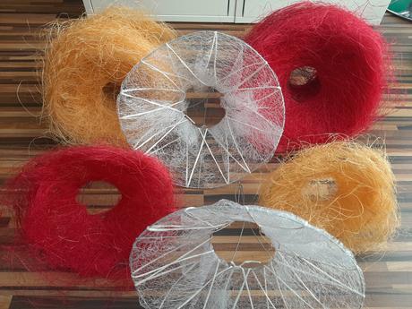 Prútené dekorácie a ozdobné kornúty na kytice.,