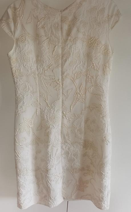 Krémovo béžové šaty so zlatými aplikáciami, 42