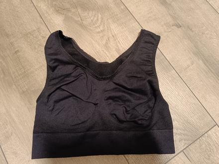 Čierna športova podprsenka, s