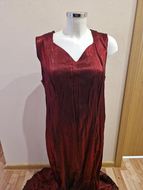 Spolocenske saty, 44