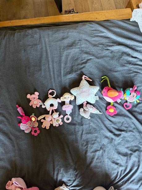 Balík oblečenia a hračiek pre dievčatko, 