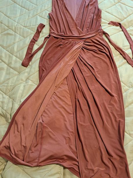 Priliehavé šaty, m