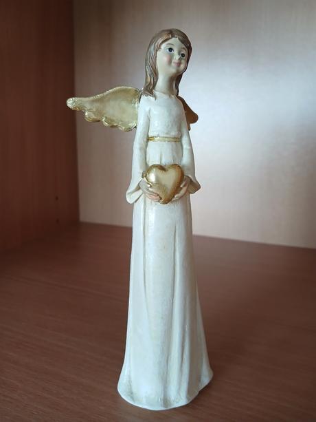 Anjelka so srdiečkom v náručí 18,5 cm,